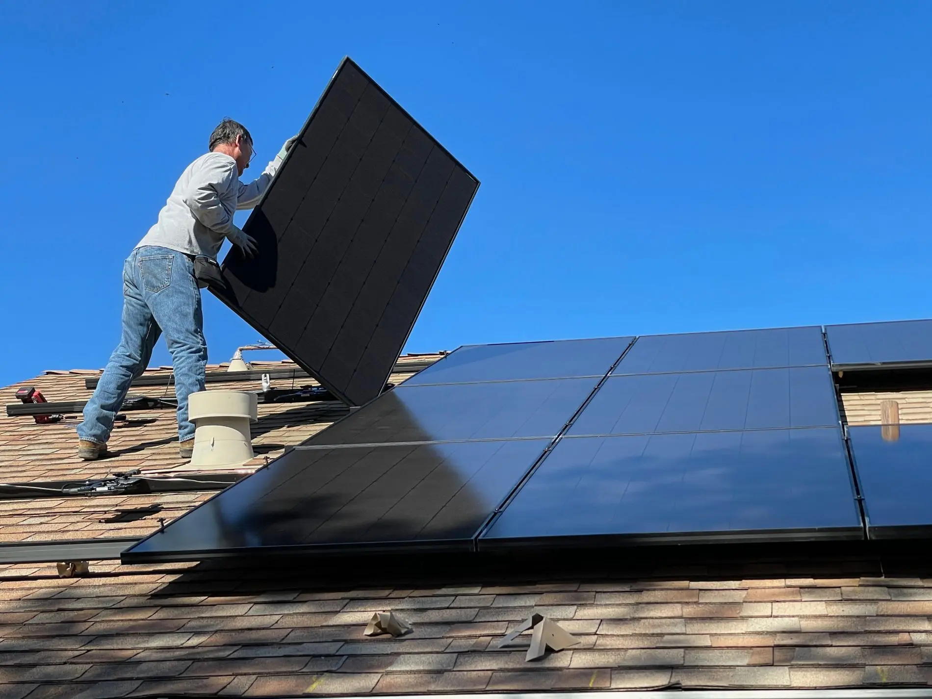 Zonnepanelen worden op het dak geplaatst